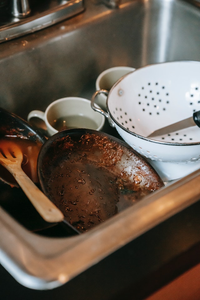 水槽裡的碗盤-環保洗碗精